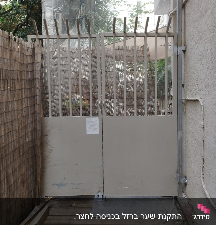 שער מתכת עם מסגרת זכוכית עליונה